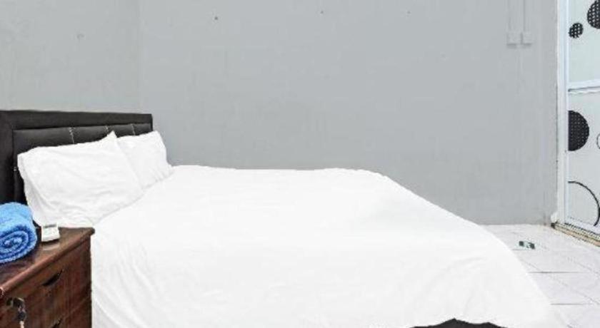 OYO 90596 Casaria Inn Paka Bagian luar foto